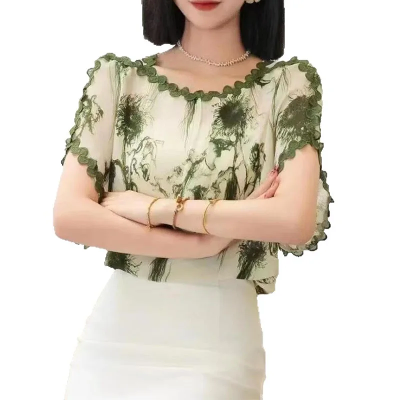 This summer's new fashionable and elegant plus-size top with a slimming belly design and short-sleeved small shirt with print