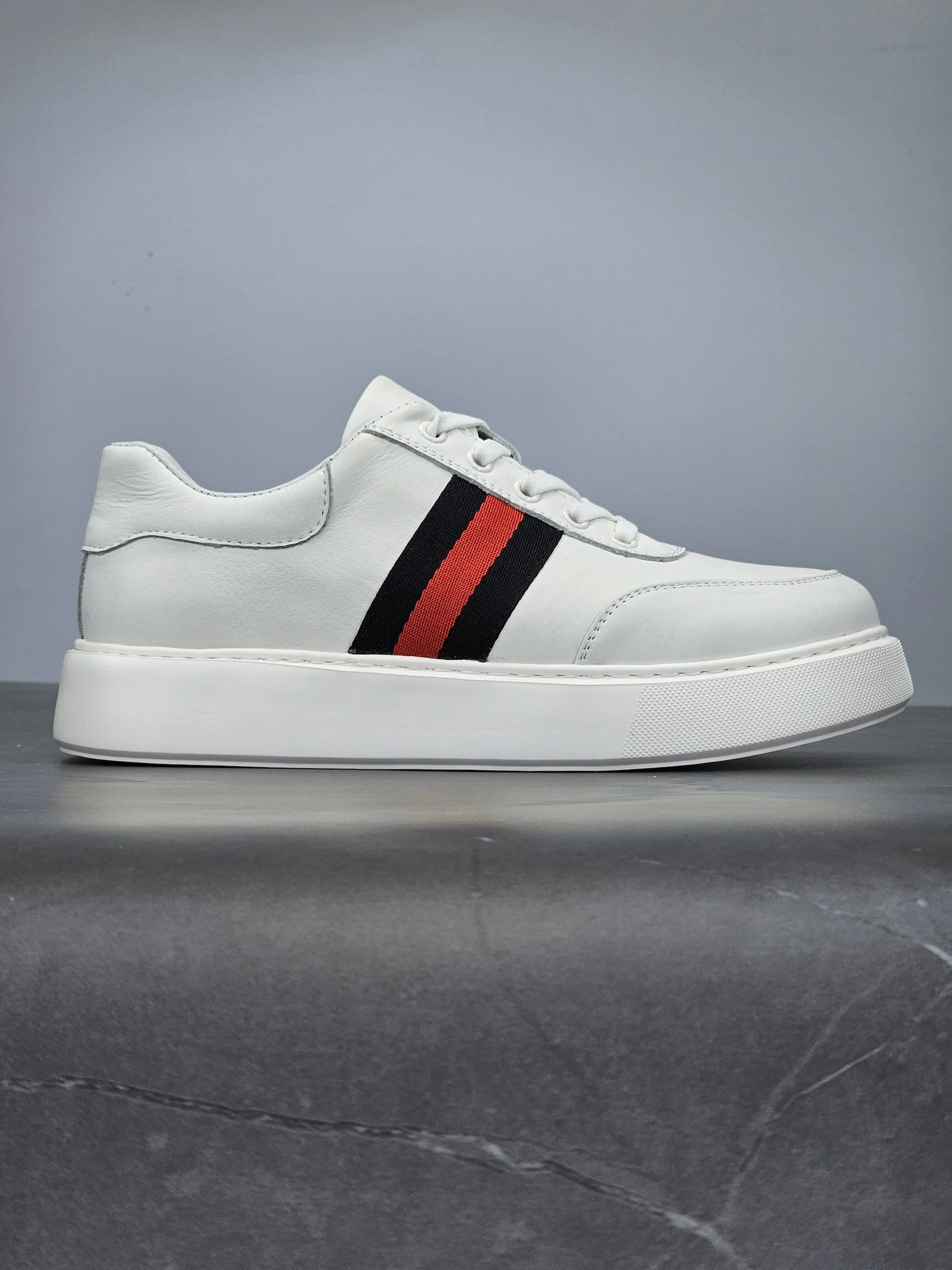Leather Men's Casual Shoes Comfortable Breathable Lightweight Thick Bottom Commuter Fashionable Casual Board Shoes Trendy