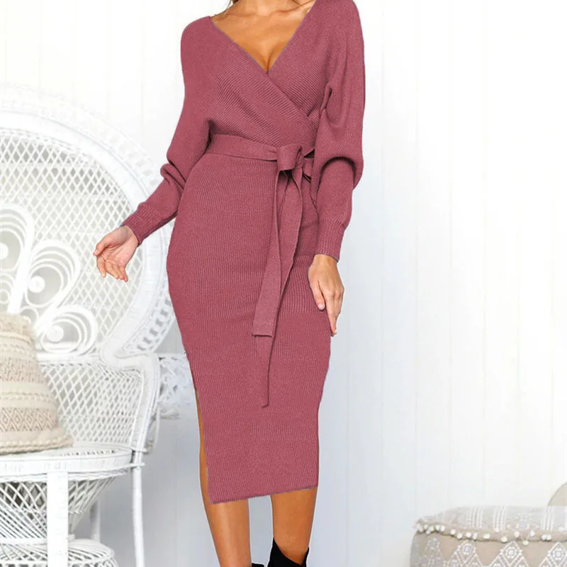 Sukienki swetrowe damskie z dekoltem w serek, rękawami typu nietoperz, odkrytymi plecami, dopasowane, z paskiem.