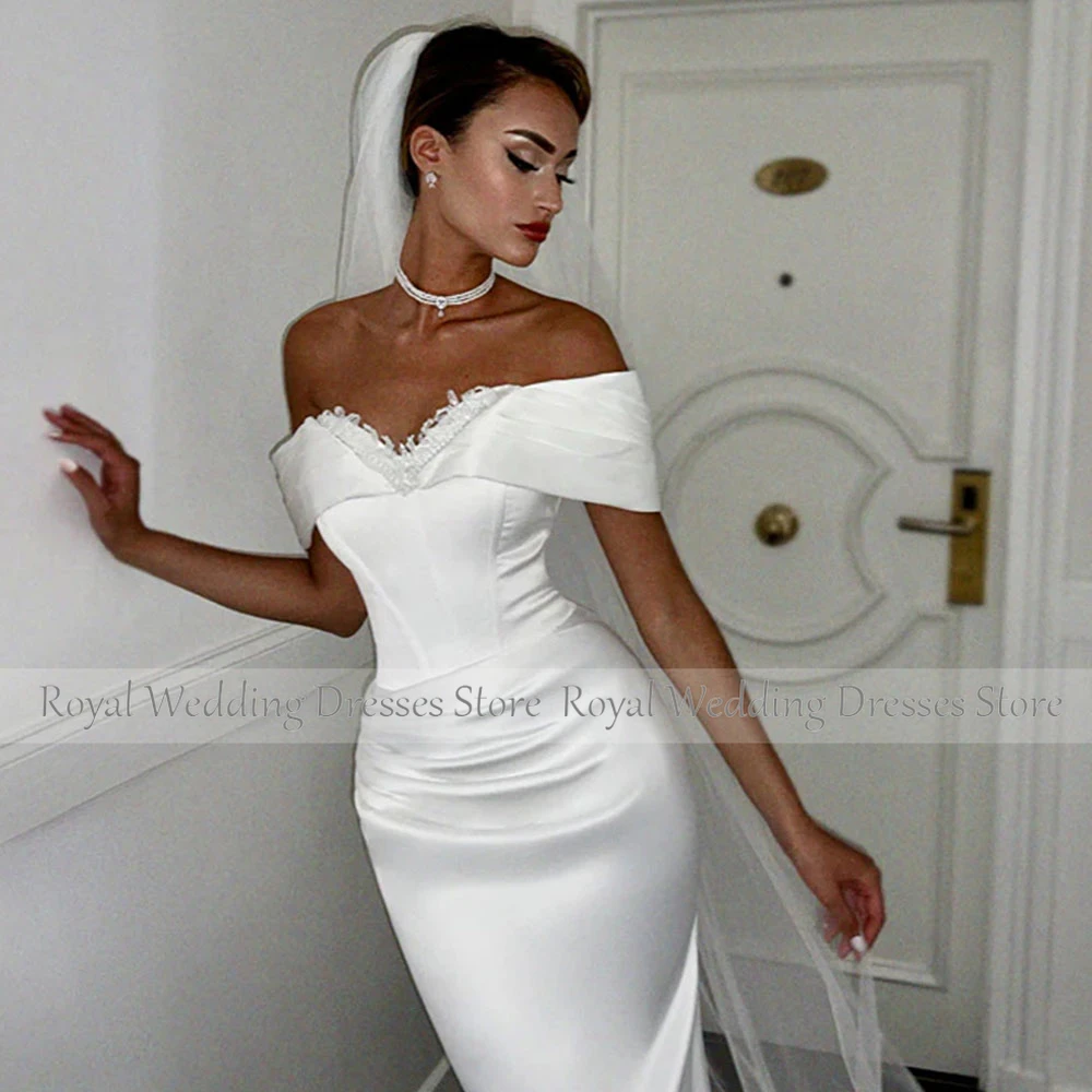 モダンなアイボリーサテンマーメイドウェディングドレスオフショルダーウェディングドレス花嫁用ノースリーブブライダルガウンとトレーン
