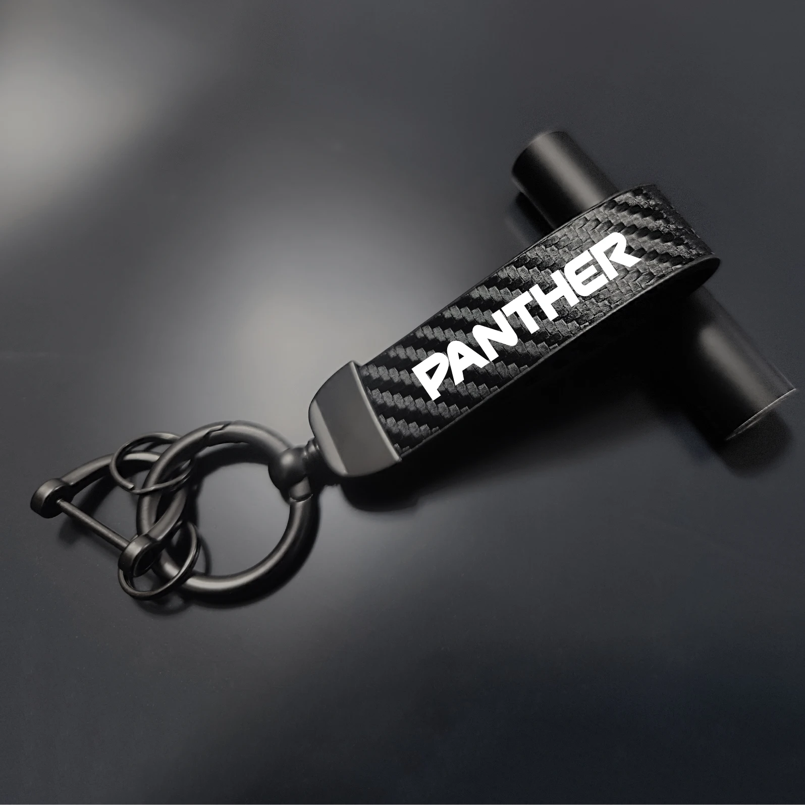 1pcs Car 360 Degree Rotating Leather Keychain Carbon Fiber Zinc Alloy Keyring For D·Max Panther Ascender Auto Accessories