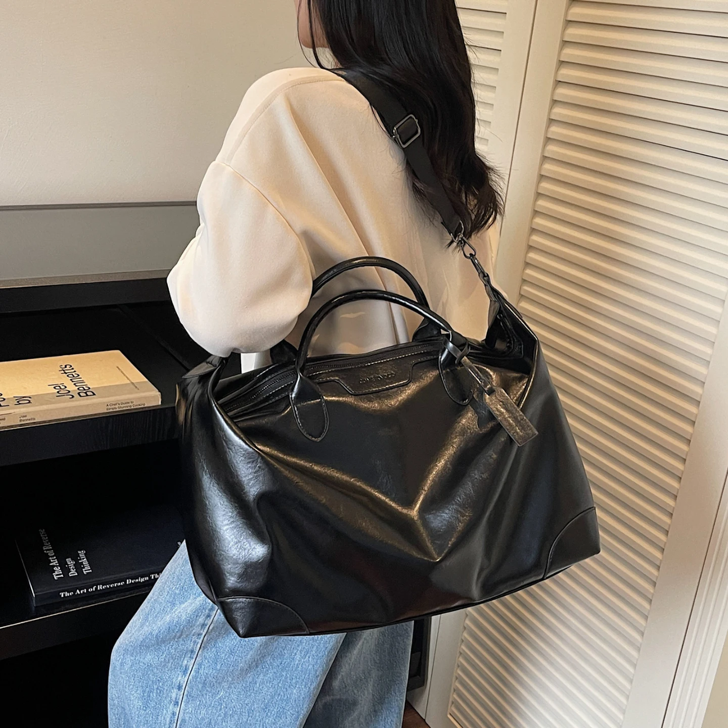 

Женская сумка через плечо из черной кожи большой вместимости, простая универсальная сумка для поездок на работу, модная деловая дорожная сумка на плечо