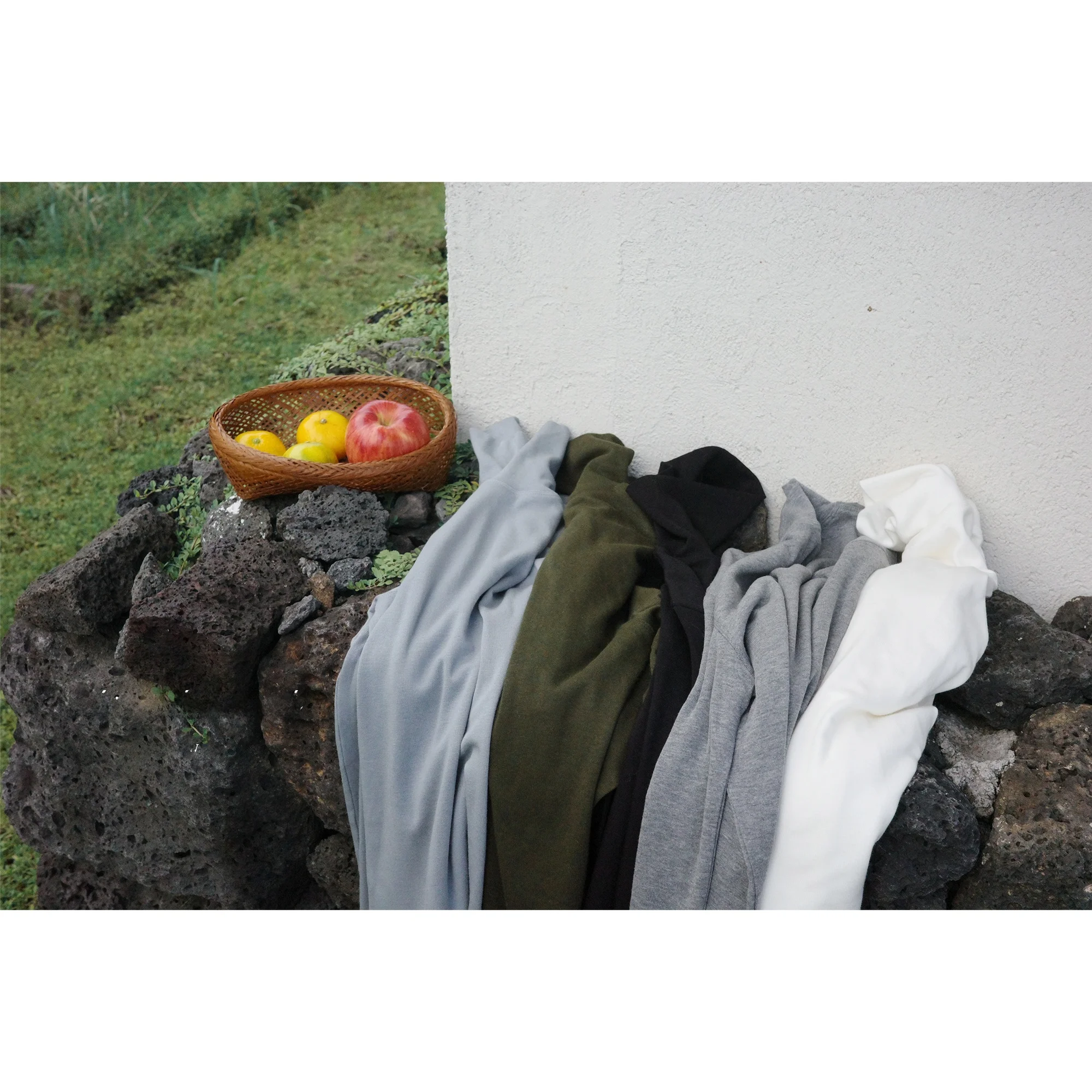 

Мягкая, комфортная футболка из смесового хлопка с высоким воротником, круглым вырезом и добавлением шерсти, в пяти цветах, приталенного кроя.