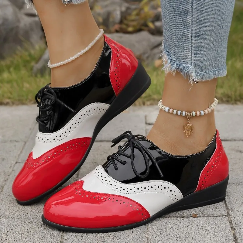 

2025 Spring/Autumn New Large Size 36-43 Small Leather Shoes for Women Color Blocked Carved Laced Deep Mouth Casual Single Shoes