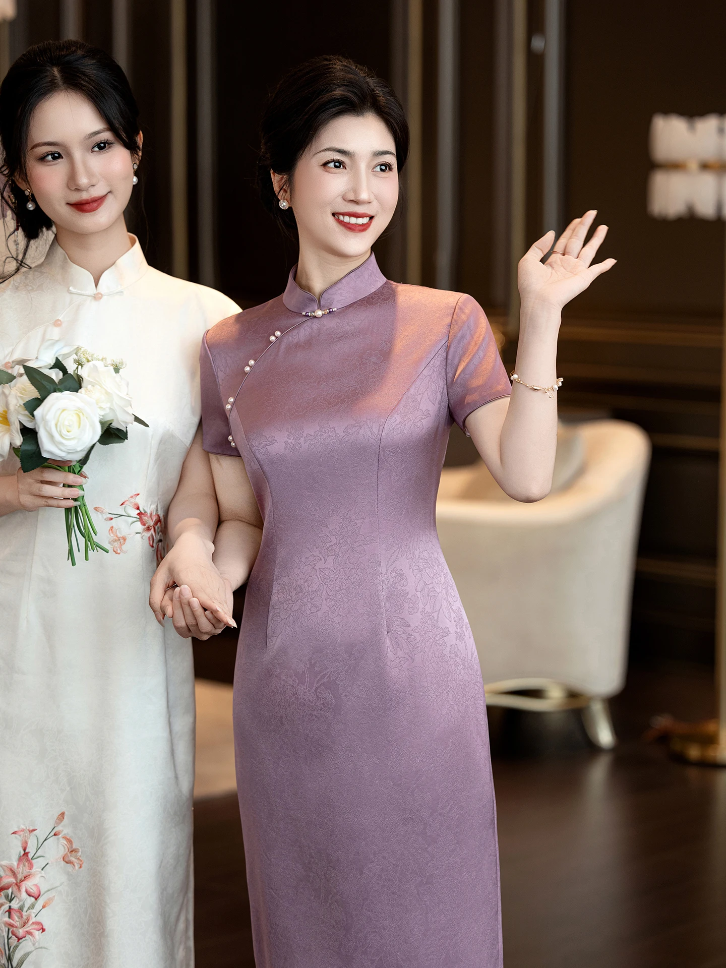 

Элегантное свадебное платье для молодых мам Dr Haolizhi: Ципао средней длины с низким разрезом, коротким рукавом и цветочным принтом, дышащее.