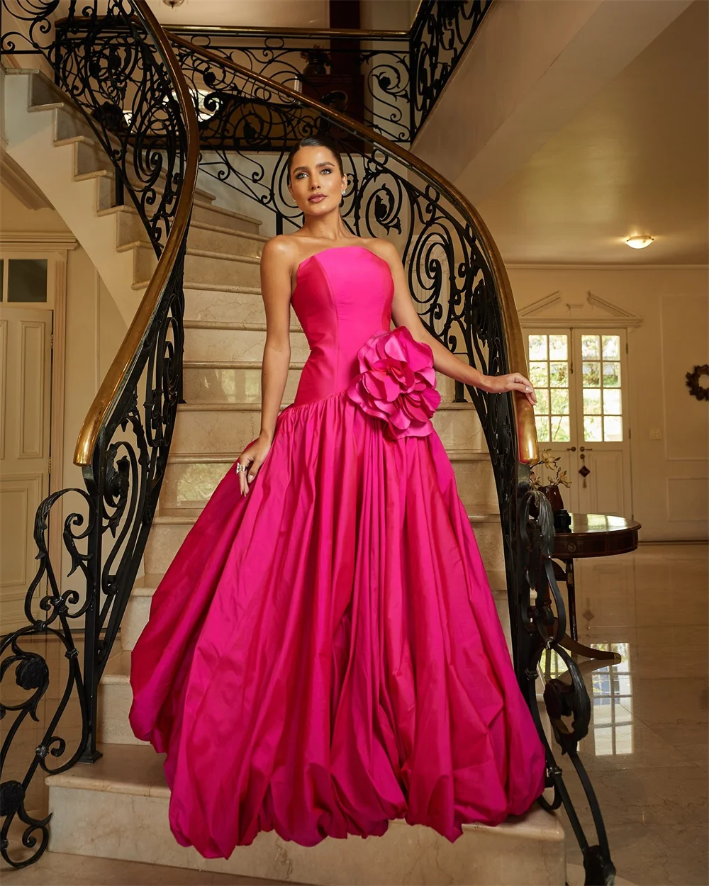 ชุดราตรีสีชมพูแบบไม่มีสาย ประดับดอกไม้ 3 มิติ ทรงเมอร์เมด ยาวกรอมพื้น แบบจีบ ไม่มีแขน