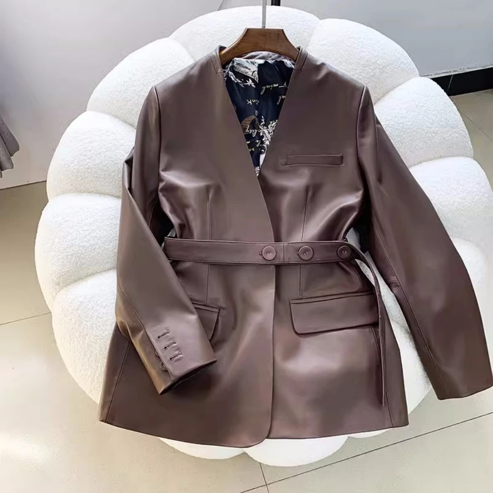 Casacos de couro genuíno feminino elegantes com decote em v, casaco de cinto chique, Europa, alta qualidade, C435, 2023, outono