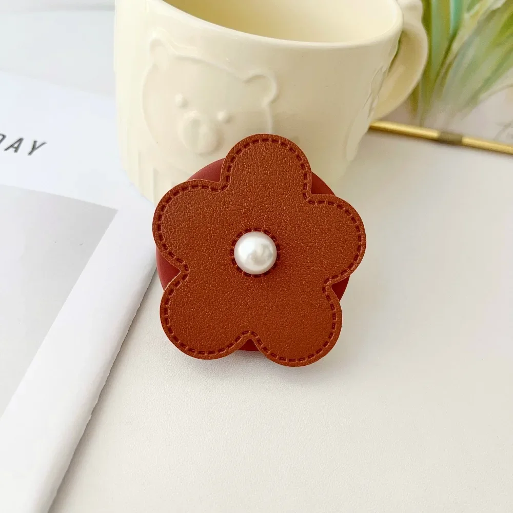 Etui na telefon z imitacji skóry z kwiatem, składany uchwyt dla leniwych, pasuje do magnetycznego uchwytu na telefon iPhone 17