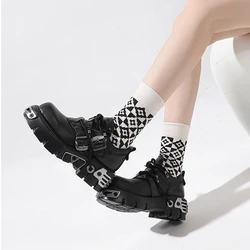 U-double-Botas de cuero para mujer, zapatos de estilo Punk oscuro, gótico, con llama tallada, estilo Rock Vintage, con nicho de Metal, con plataforma baja, novedad de 2023