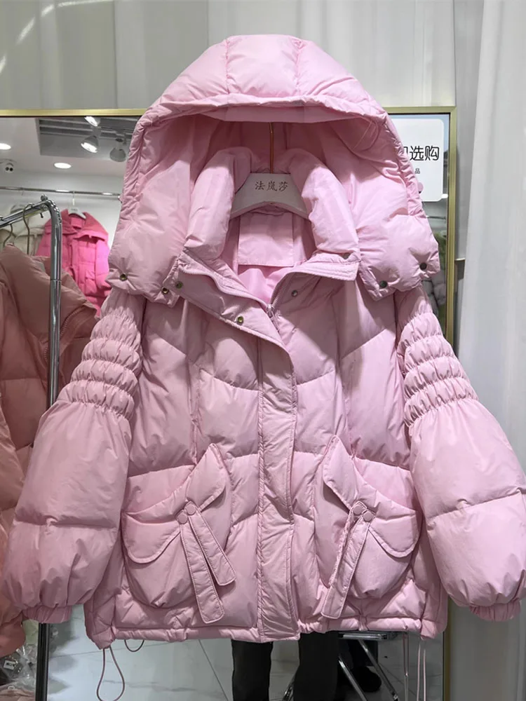 2025 Nuovo piumino corto invernale da donna spesso e ampio design con fiocco alla moda maniche rugose piumino d'anatra bianco