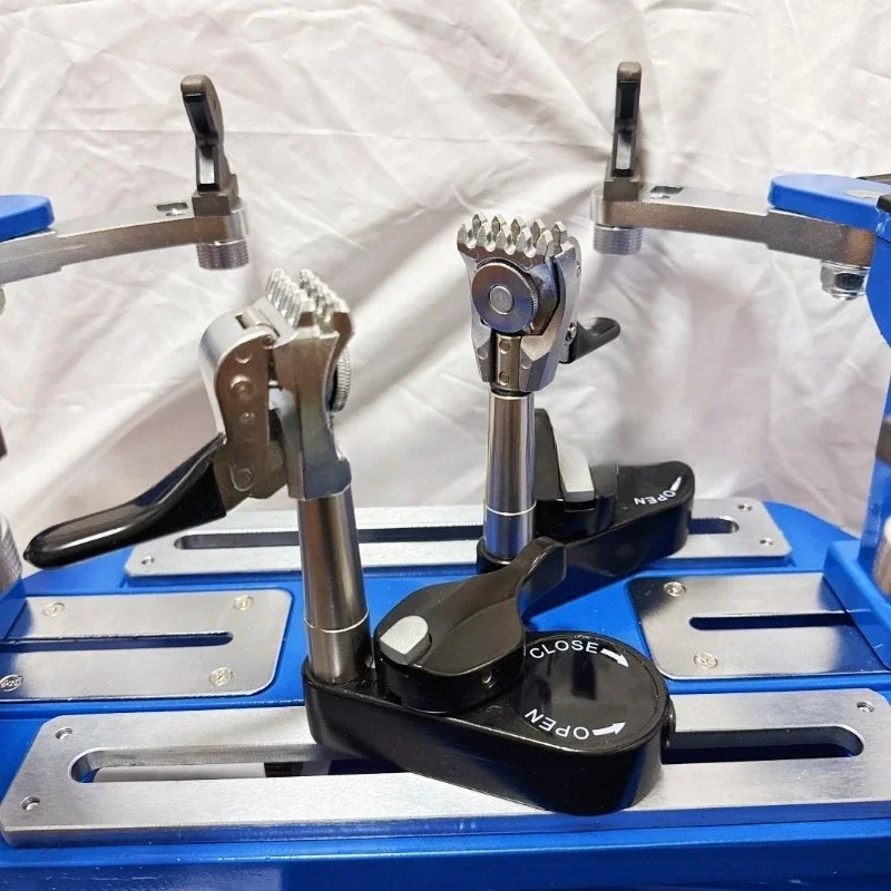 Mesh feather racket threading machine tool accessories, automatic gravity line clip seat line clip bottom