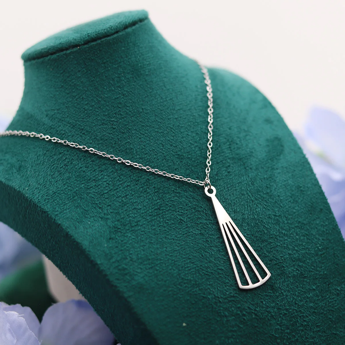Stainless steel jewelry pendant necklace, trendy and adorned with fan-shaped cutouts and pieces