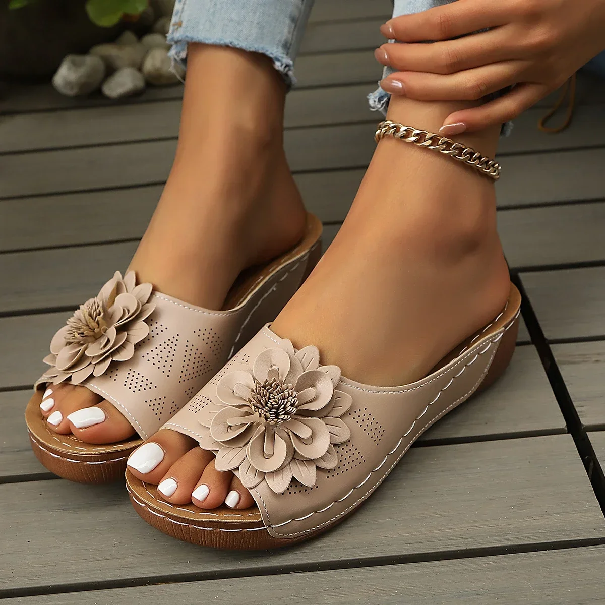 Damen Keilabsatz-Sandalen mit Blumendekor, offener Zehenbereich, Kunstleder, hohle Ausführung, zum Hineinschlüpfen, dicke Sohle, sommerliche, lässige Strand-Mules. – Detail 13