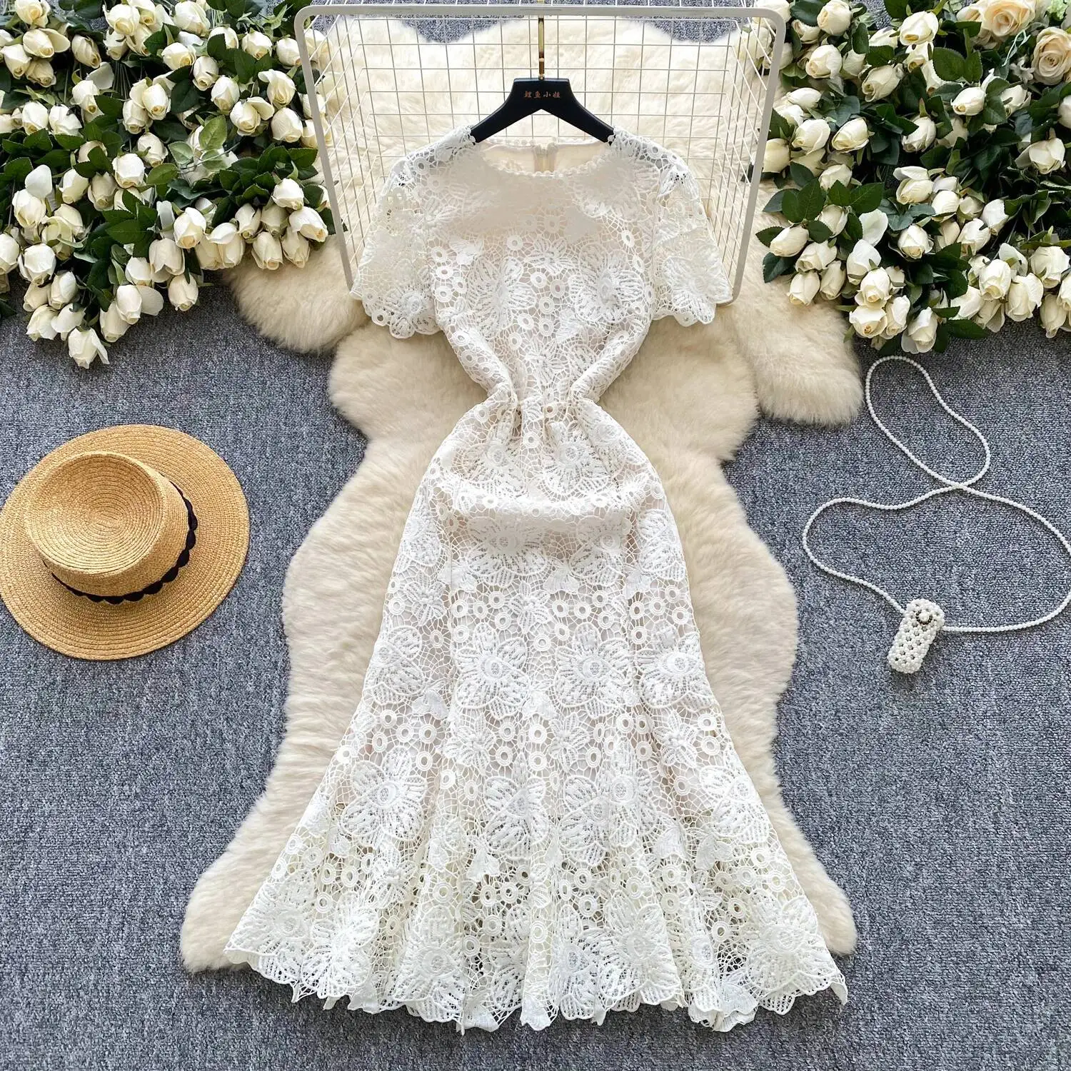 เดรสทรงเมอร์เมดแขนสั้นลูกไม้ฉลุลายดอกไม้สไตล์วินเทจเซ็กซี่เข้ารูป ชุดเดรสฤดูร้อนสุดชิคสำหรับวันพักผ่อน เสื้อผ้าผู้หญิง