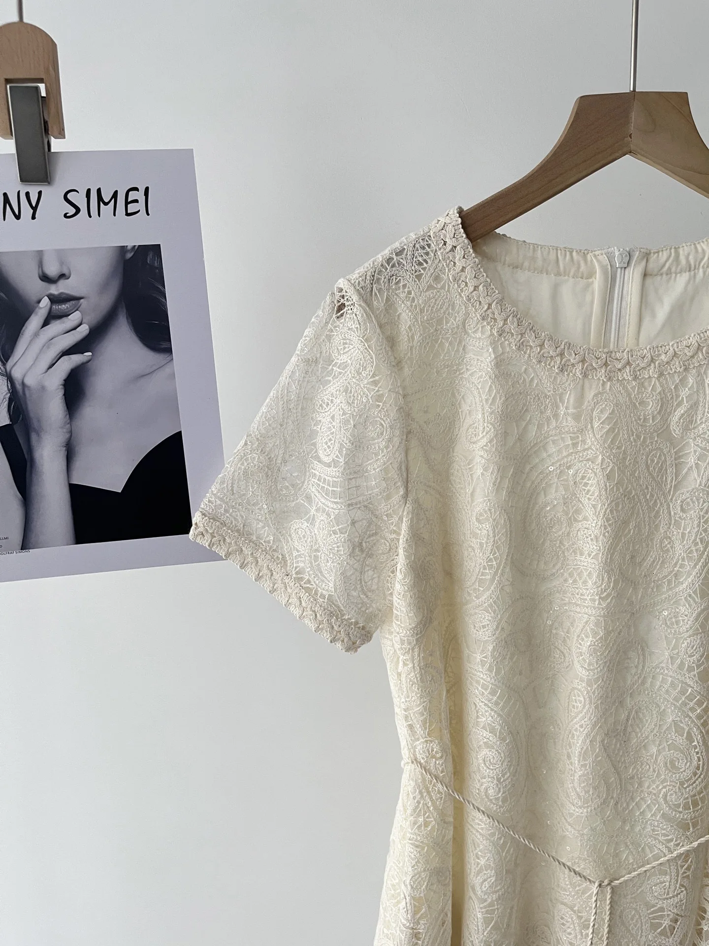 Elegancka sukienka damska letnia z koronką w stylu francuskim, imitacja dwuczęściowej, podkreślająca talię, 51c-1082