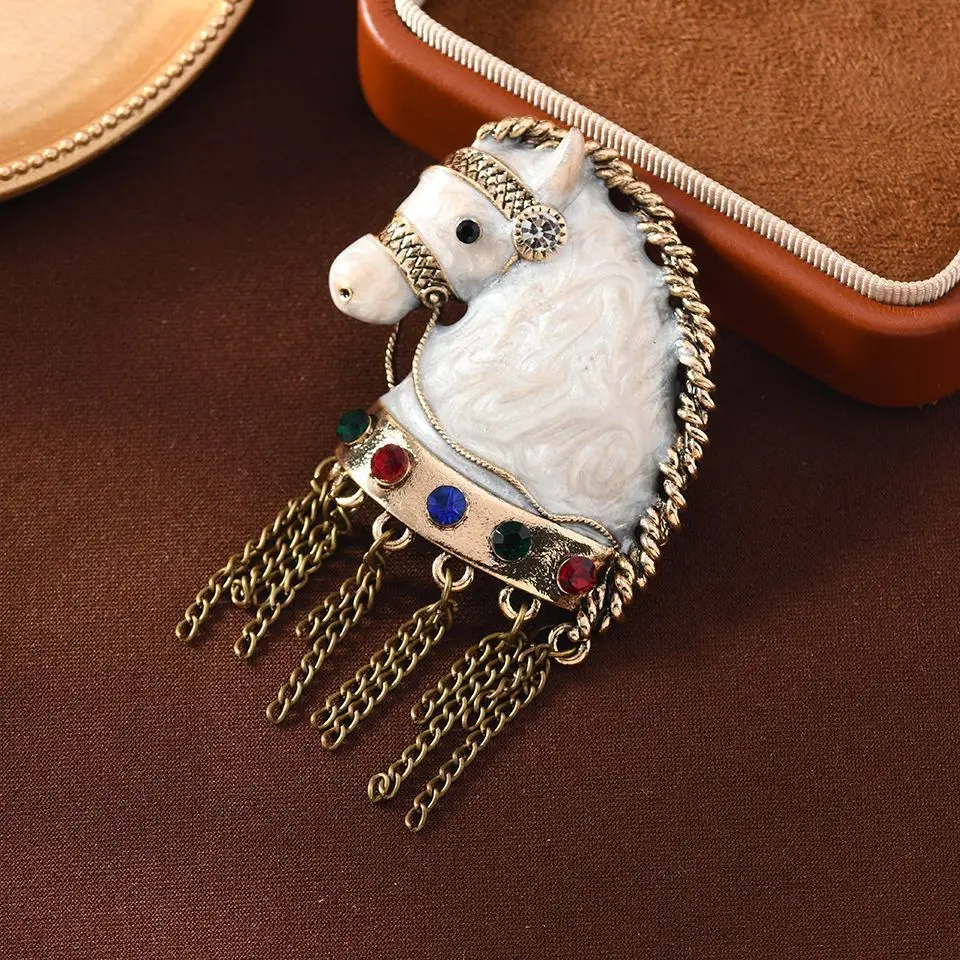 Court Style White Horse Brooch Chain Tassel Enamel Brooch Pins Animal Lapel Pin Jewelry Gifts Badge Clothes Backpack Accessories
