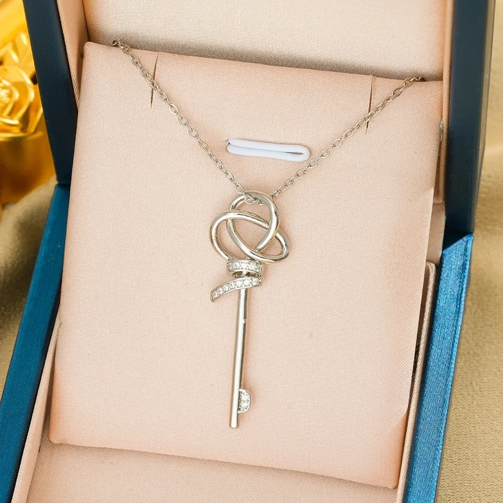 Una chiave con linee intrecciate, una collana da donna con nodo in acciaio al titanio semi-diamante versatile e alla moda