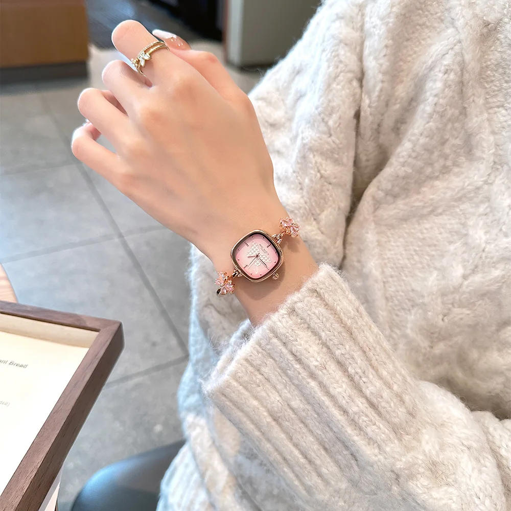 ساعة سوار فاخرة جديدة تمامًا مع قرص مربع صغير، ساعة يد كوارتز نسائية، إكسسوار مثالي وهدية للنساء.