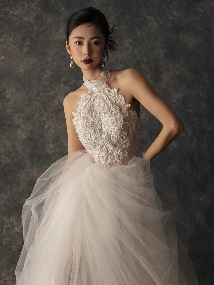 

Свадебное платье-халтер с кружевом, бальное, с аппликациями, тюлевым шлейфом, открытой спиной, пайетками и жемчугом, в пол, для невесты 2026