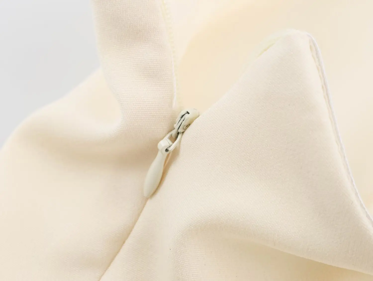 BSAY Damen-Cocktail-Party-Tanktop mit Kreuzhalterhals, doppelreihiger Knopfleiste, kontrastierenden schwarzen Knöpfen, Frontschlitz, ärmellos und Rückenband zum Binden. – Detail 12