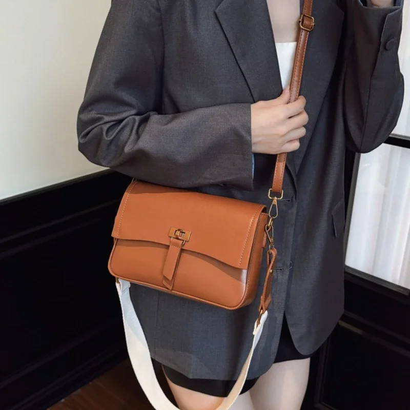 

Luxury Minimalist Shopper Bag For Women With Trendy Logo Large Capacity Solid Color Elegant Style And Leather Material