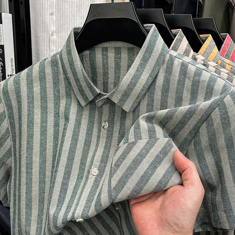 Einzigartiges gestreiftes, farblich abgesetztes Kurzarmhemd für Herren, modisch, neuer Stil, Business Casual, hochwertig, mit Tasche, sommerlich, atmungsaktiv.