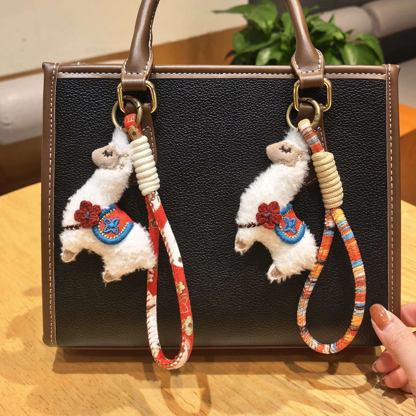 chaveiro-de-bolsa-artesanal-de-corda-colorida-com-alpaca-acessorio-unissex-cordao-para-celular-decoracao-fofa-para-bolsas