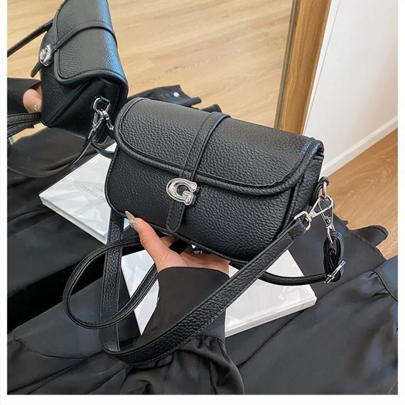 

Стильная женская сумка через плечо 2025 года, универсальная сумка через плечо и подмышки с уникальным дизайном, шикарная сумка с верхней ручкой для ежедневного использования