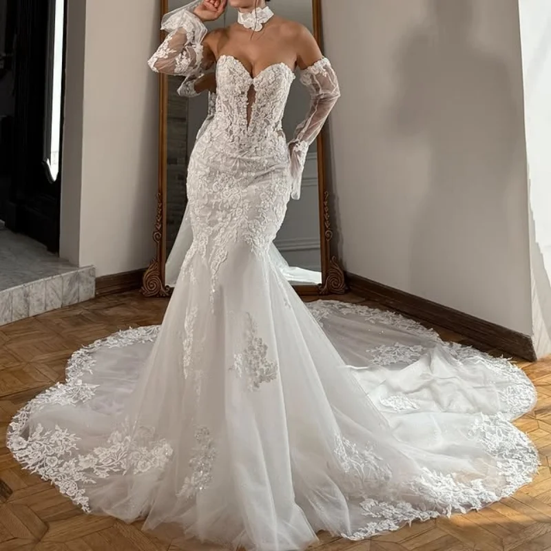 シンプルな白いウェディングドレス、花柄デカール、オフショルダー、フィッシュテールスカート、ロングテールガウン、ウェディングドレス、ブライダルガウン