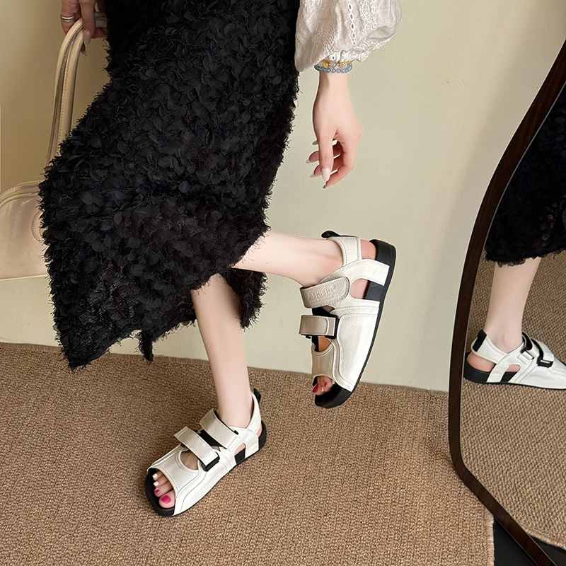 2025 جديد الشقق ساحة تو النساء الصنادل منصة عادية جديد الصيف الأحذية الرومانية شباشب على الموضة المفتوحة تو أحذية مشي امرأة