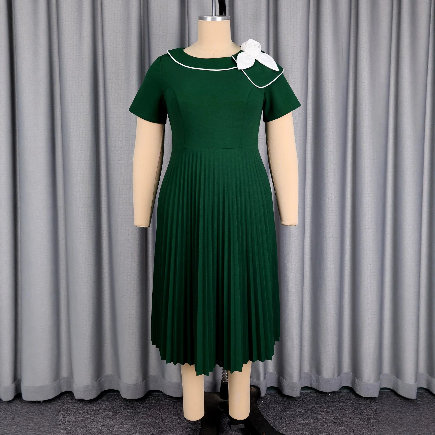Plus-size Women's Dark Green Pleated Dress With A Circular Neckline, Contrasting Color Bow, Short Sleeves, Waist-cinching A-line