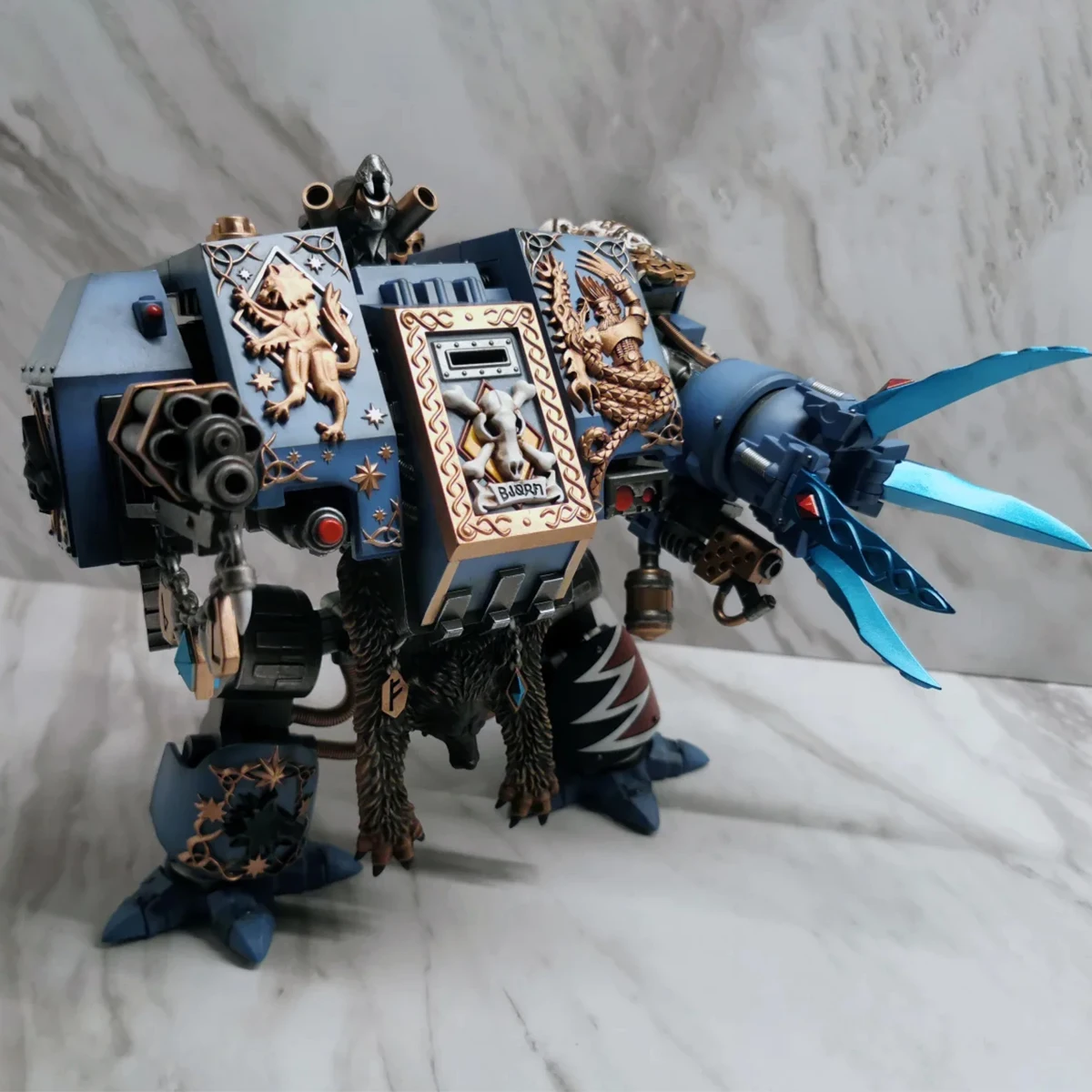 JOYTOY Warhammer 40K Space Wolves 액션 피규어 1/18 Bjorn The Fell-Handed 공동 이동식 입상 컬렉션 모델 동상 완구