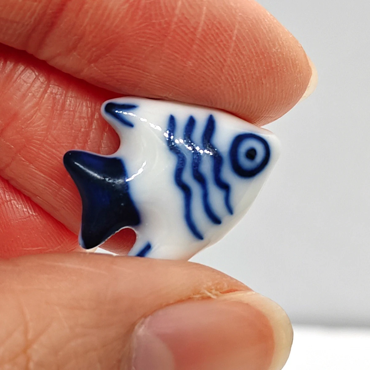 4 uds/8 Uds 20mm pez triangular blanco azul cuentas de pescado de cerámica hechas a mano arte de porcelana china encanto para joyería DIY collar artesanal