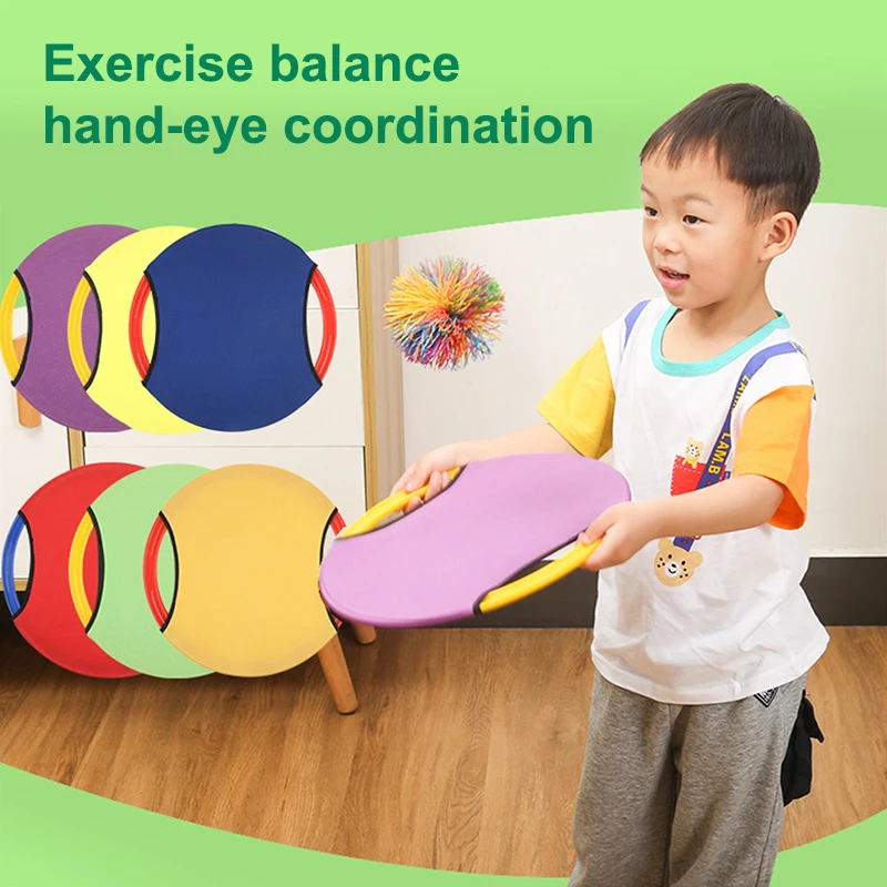 Anel saltando das crianças jogando bola ao ar livre pai criança interação colaboração jogo engraçado bola elástica brinquedos educativos