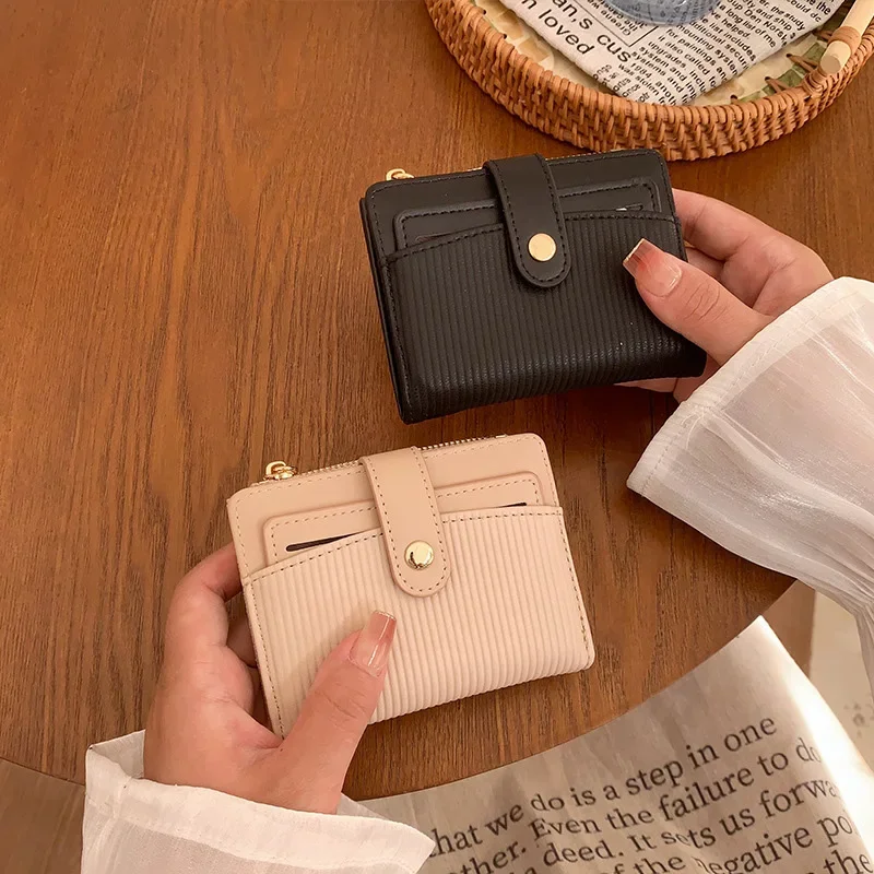 محفظة نسائية قصيرة جديدة لربيع وصيف النسخة الكورية مشبك مطبوع بسيط كل شيء قابل للطي محفظة نسائية قصيرة من جلد البولي يوريثان