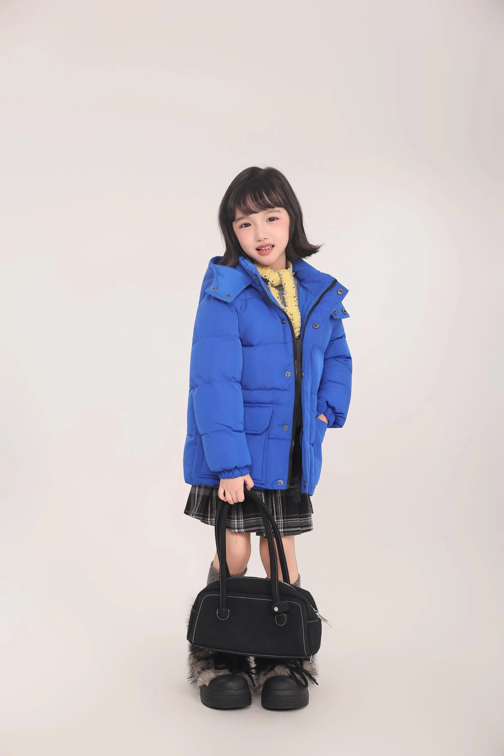 Kinder-Daunenjacke mit 90% Weißer Entendaune, Braune Kapuze, Mittellange Daunenjacke mit Großen Taschen, Dicke Warme Winteroberbekleidung für Mädchen A4853 – Detail 30