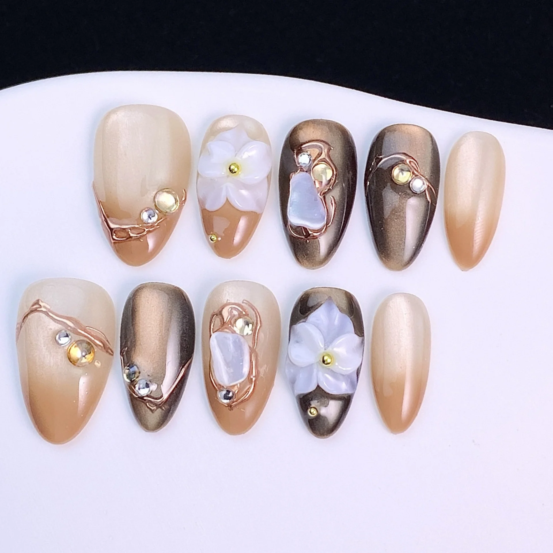 

10pcs Gradient Cat's Eye Press on Nails Tips Simple Handmade Flower Rhinestone Design Almond False Nails Fashion Brown Fake Nail