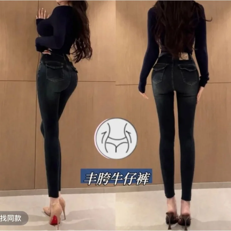 

Женские ретро-джинсы-карандаш с высокой талией и встроенными вставками для придания объема бедрам, темно-синие, утягивающие, визуально удлиняющие ноги, модные облегающие джинсы.