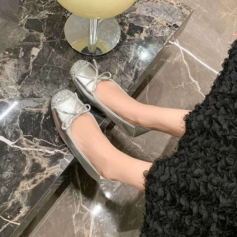 البائع الساخن 2026 الفرنسية الصيف جديد لينة أسفل رئيس مربع الانزلاق على الباليه الشقق الرجعية أحذية نسائية البوليستر نسخة كعب مسطح