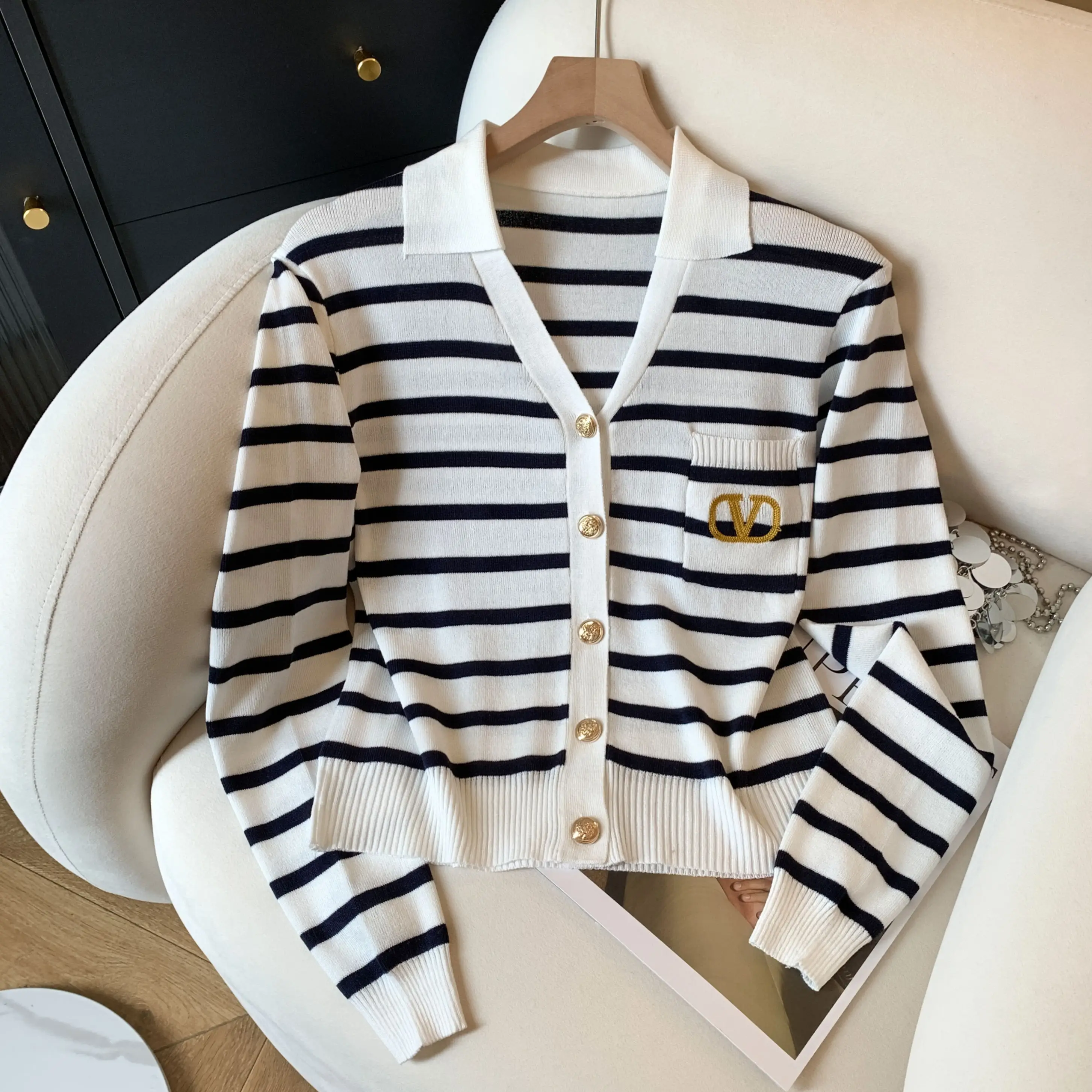 

Корейский вязаный длинный светящийся осенне-зимний полосатый женский свитер, модный кардиган на одной пуговице, мягкий полиэстер