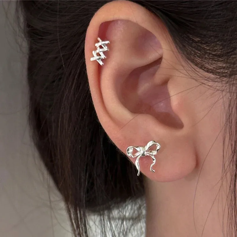 Gefunden Form 1 Paar Silber Farbe Kleine Süße Nette Schleife Ohrstecker für Frauen Einfache Minimalistische Ohr Piercing Schmuck Geschenke 2025 Neue