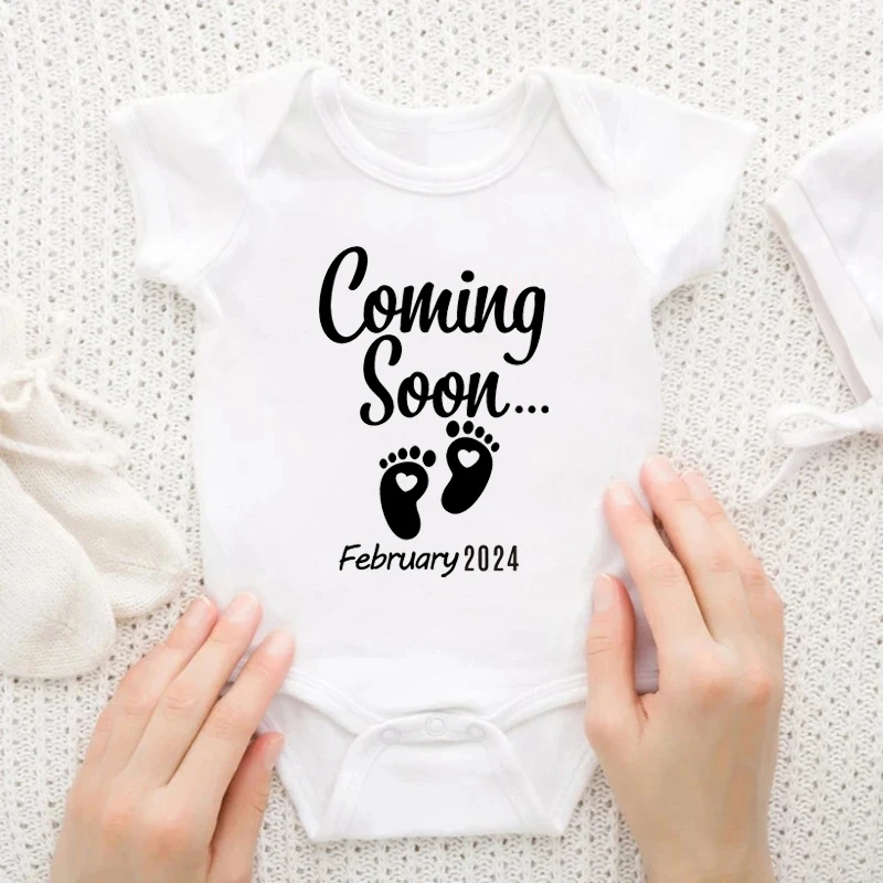 

Baby Coming Soon 2024 Baby Announcement Newborn Baby Bodysuits Summer Boys Girls Romper Body Pregnancy Reveal Clothes