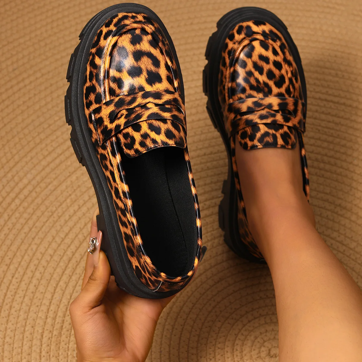 

New fashionable large-sized low-top leopard print single-shoe women's British-style thick-soled, hooded leather loafers