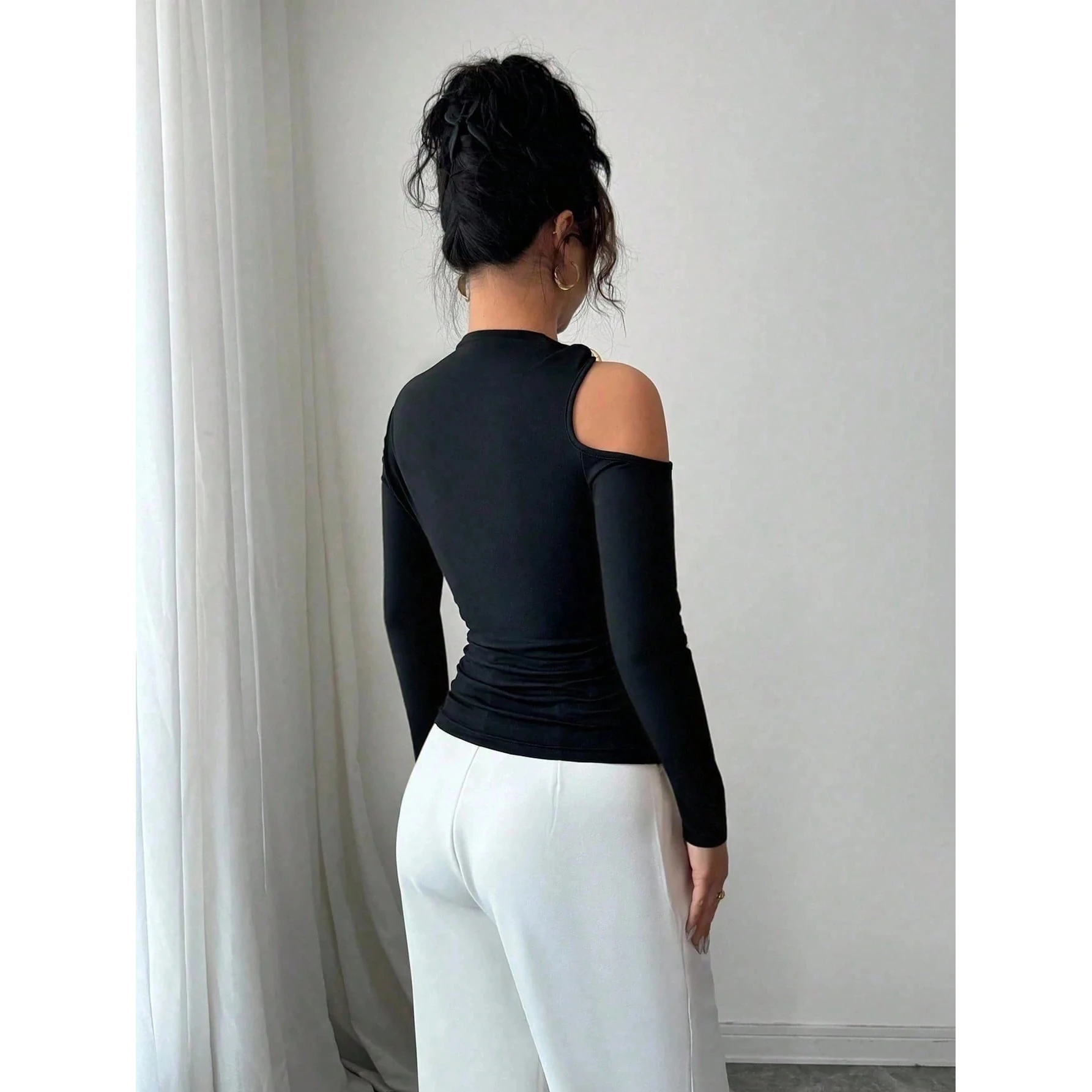 Slimming Metal Decorated Asymmetric Collar Single Side Shoulder Bared Fashionable Top Elegant Style Long Sleeve Knitted T-shirt