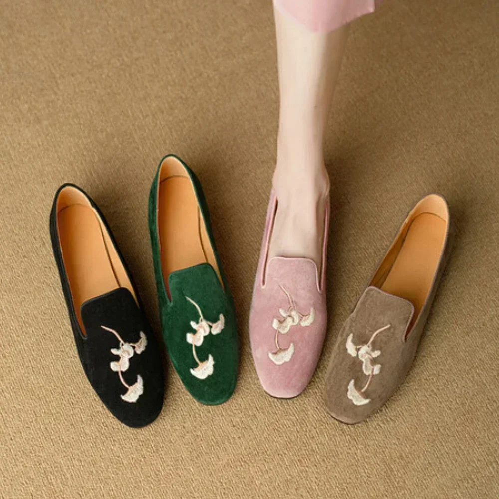 Chinese style embroidered flat bottomed women's shoes 2024 new Spring and Autumn Lefu shoes women's one foot velvet single shoes