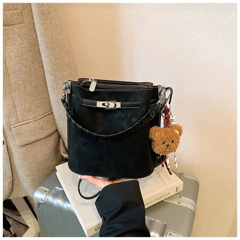 

Классическая женская сумка через плечо из искусственной кожи в винтажном стиле с латунными элементами от популярного бренда Sophisticated Charm