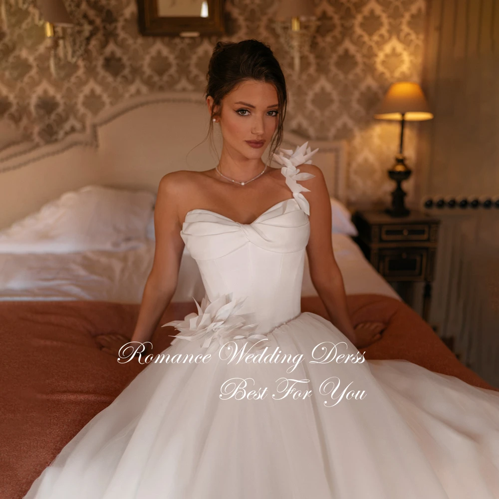 Abito da sposa classico a pieghe con fiori a trapezio 2026 Sweetheart senza maniche con una spalla aperta sul retro Tulle Abiti da sposa personalizzati