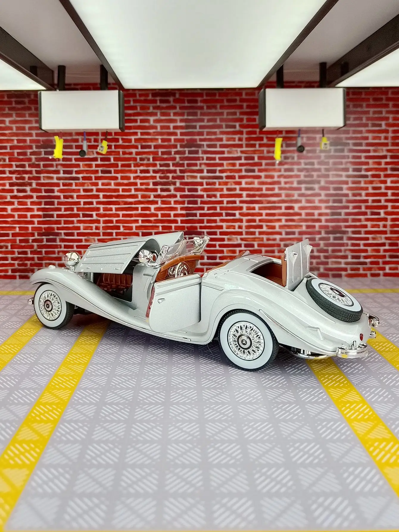 1: 24 simulation Mercedes Benz 500k vintage car alloy car model with doors that can be opened, sound and light feedback gift