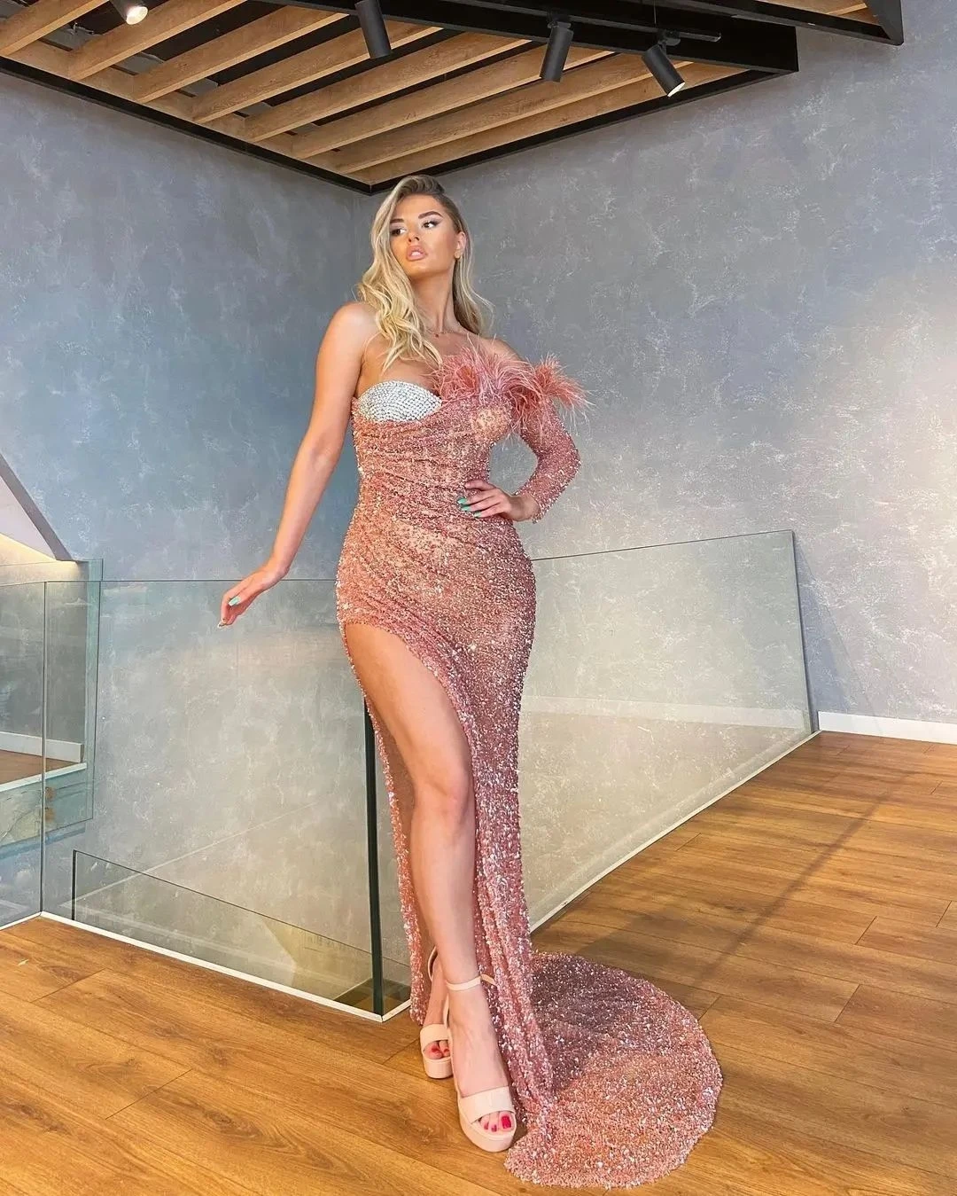 高級スパンコールマーメイドイブニングドレスサイドスプリットヴィンテージワンショルダービーズフェザークリスタルイブニングドレスカスタマイズ