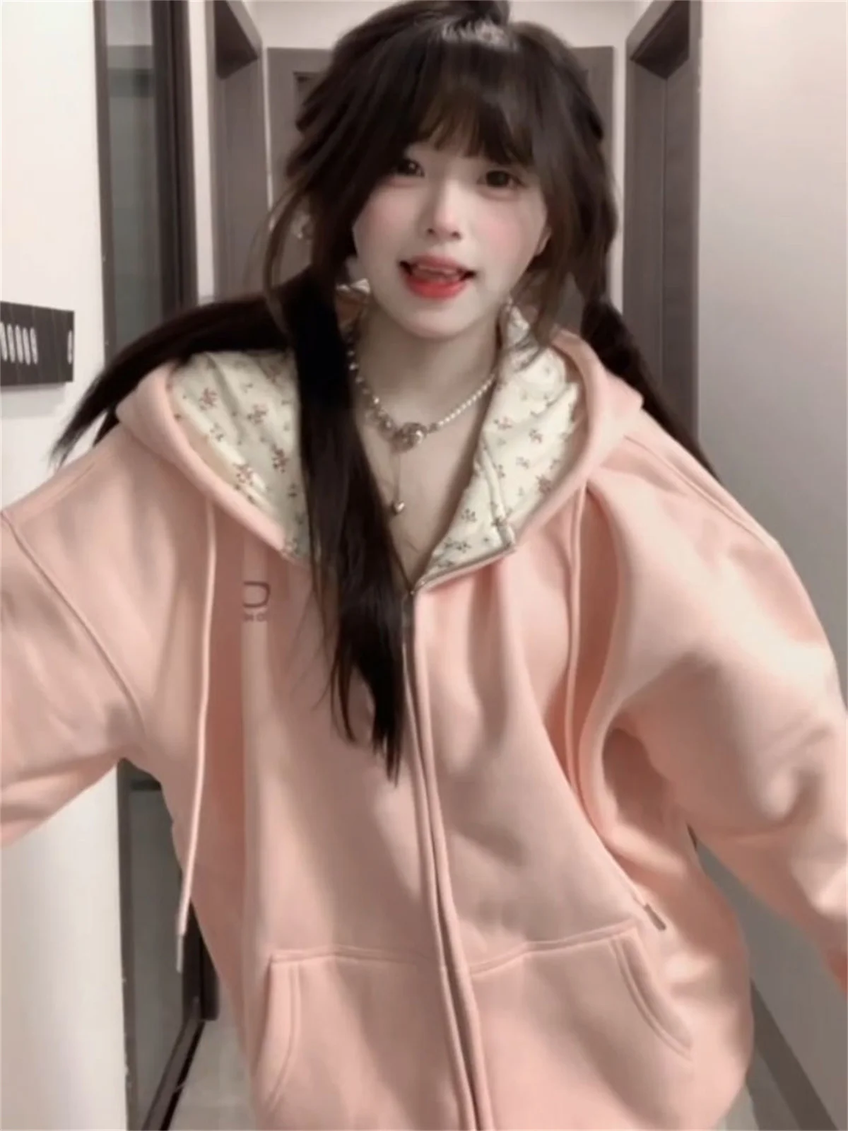 

2025 милое весенне-осеннее новое тонкое пальто на молнии с цветочным принтом в стиле пэчворк, розовое пальто с капюшоном, коллекция повседневных модных тенденций, женские топы